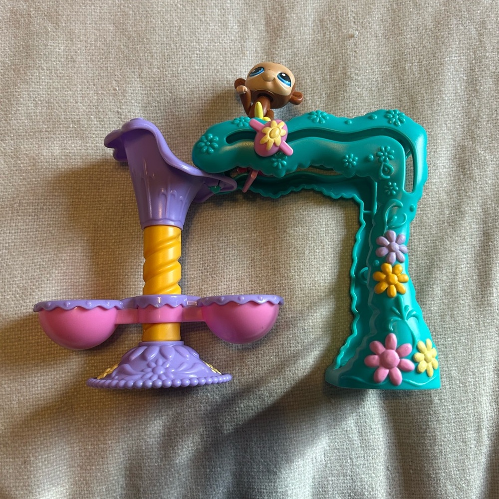 Littlest Pet shop twirl around treehouse playset